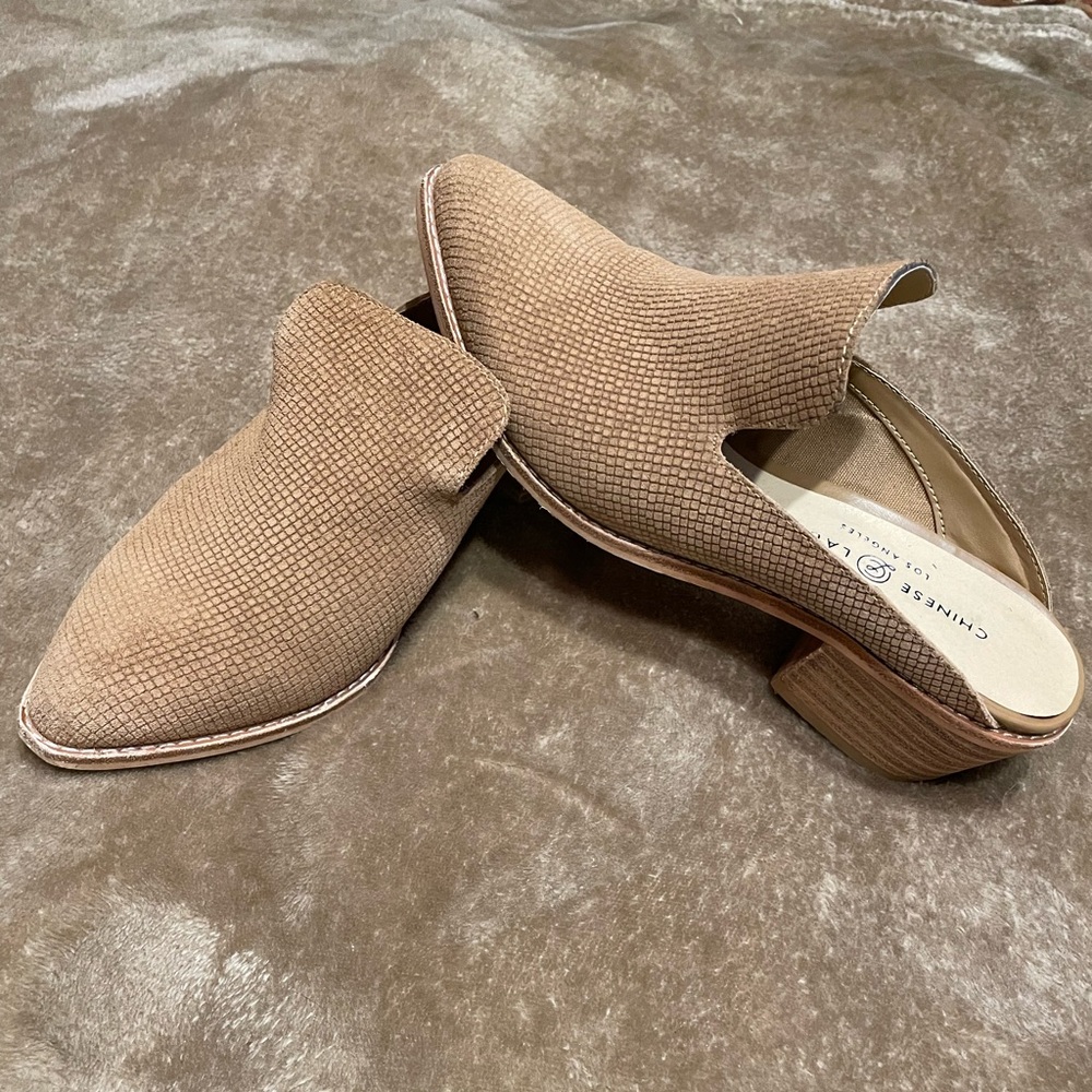Woman's Chinese Laundry Textured Boho Tan Low Heel Mule Clog Size 7 1/2